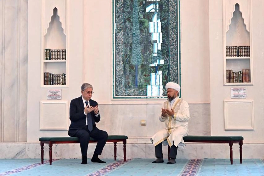 Президент Казахстана посетил мечеть в Нур-Султане 