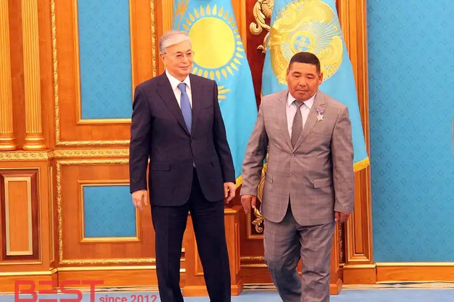 Токаев наградил орденом чабана, который первый раз приехал в Нур-Султан 