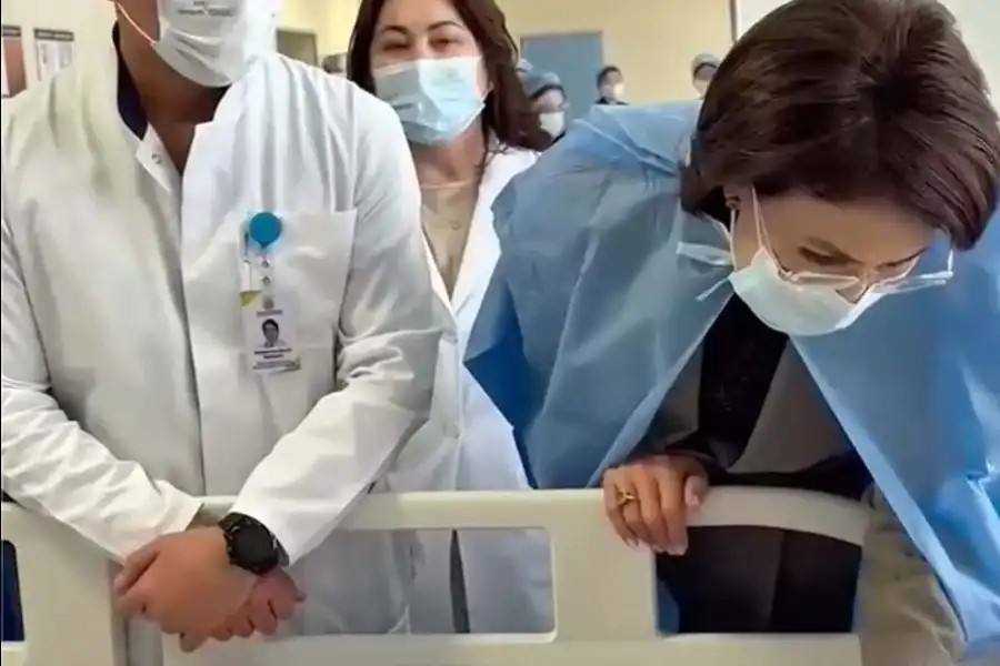 Трогательно: Акмарал Альназарова навестила детей, пострадавших в ДТП 