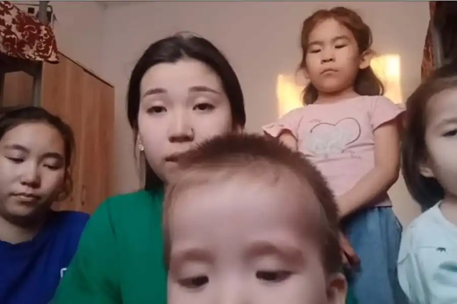 Дети из Актобе просят защитить их маму и семью 