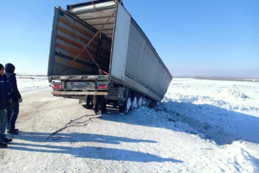 На трассе «Усть-Каменогорск – Семей» грузовик сдуло ветром в кювет - фото 