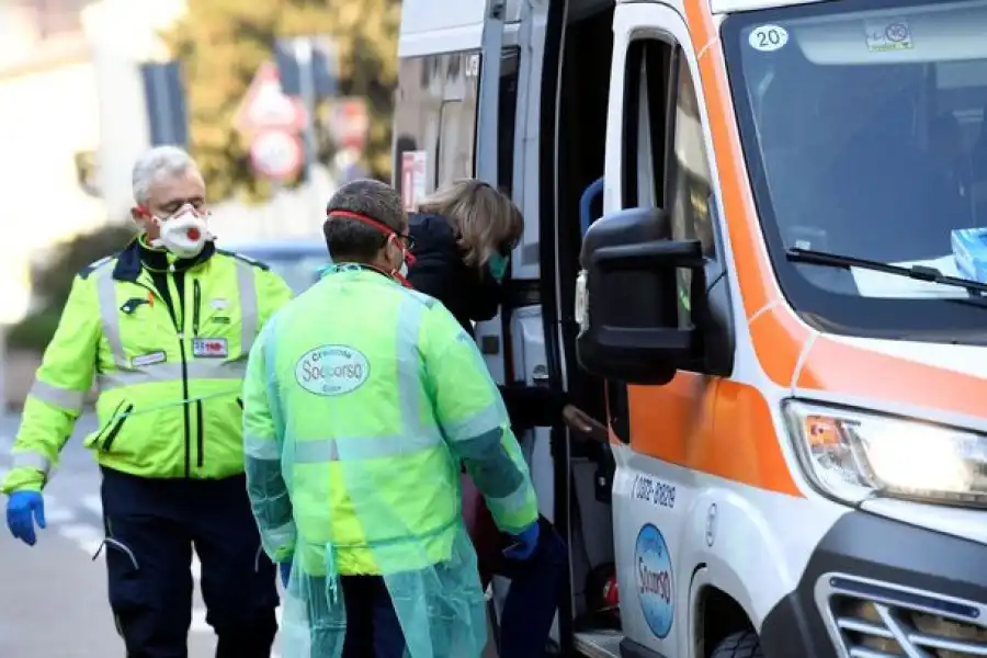 В Чехии из-за коронавируса закрывают школы и отменят массовые мероприятия  