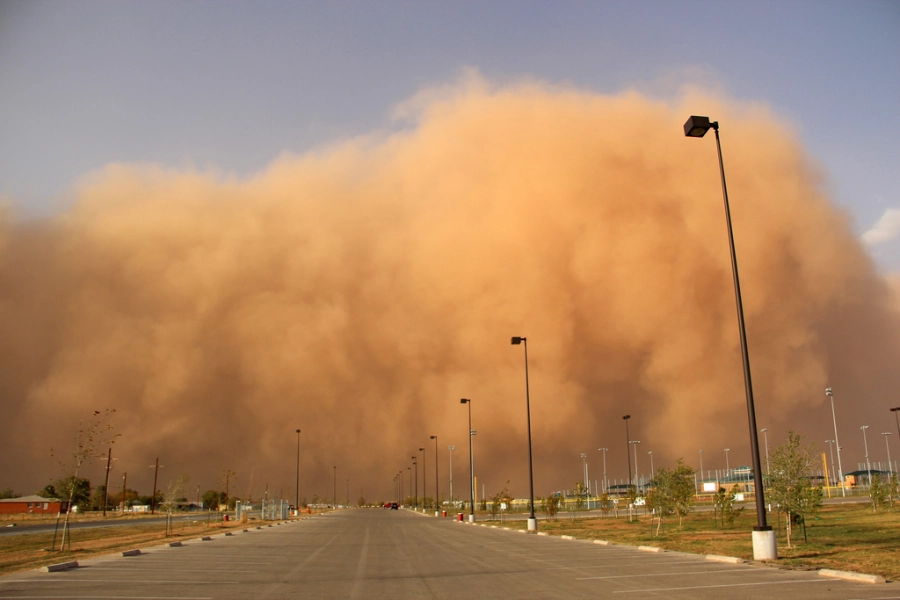 На Актау идет пыльная буря и сильный ветер 
