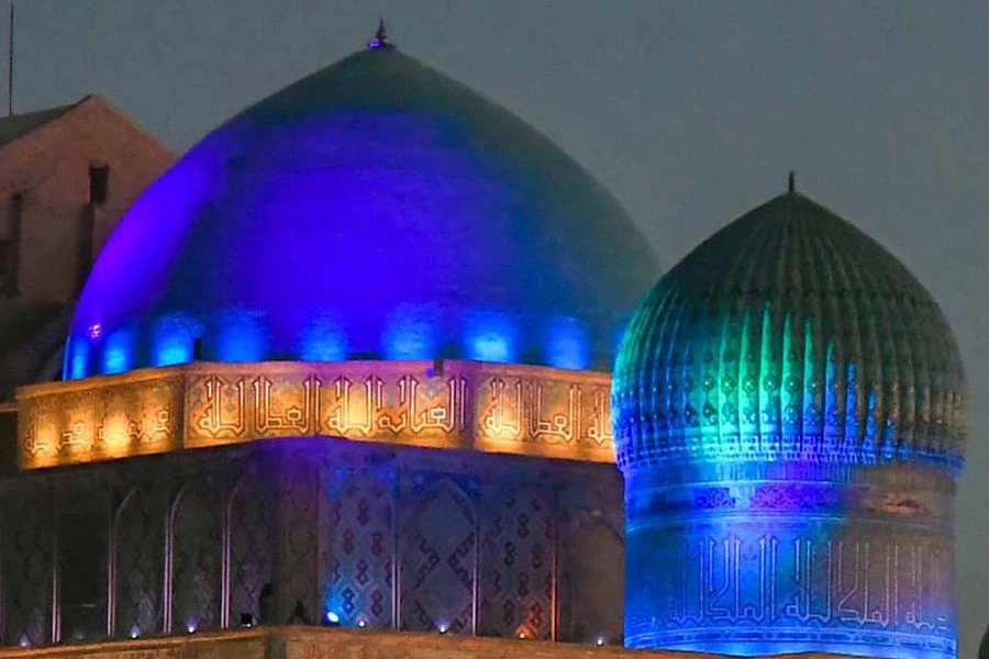 Казахстанцы заспорили после ночной подсветки мавзолея Ходжи Ахмеда Ясави в Туркестане 