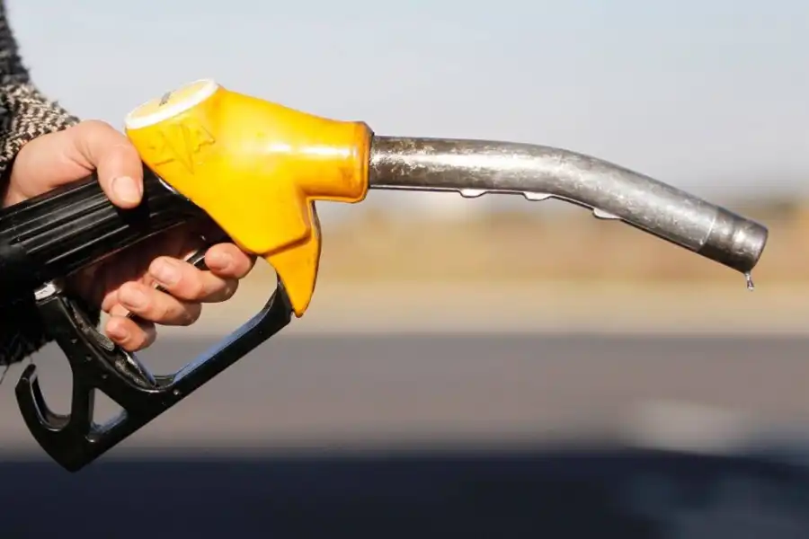 Почему до установления моратория бензин в Казахстане дорожал ежедневно - ответ Аккенженова 