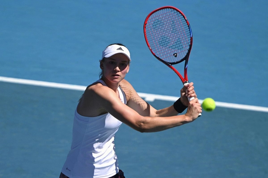 Елена Рыбакина взяла первый сет у Остапенко на Australian Open 