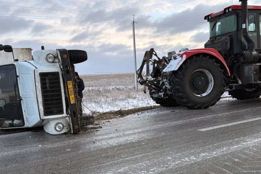 В СКО сельчане помогли водителю опрокинувшегося грузовика 
