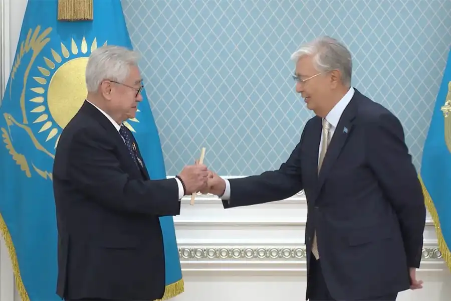 Президент Казахстана разбил доску в стиле таеквондо 