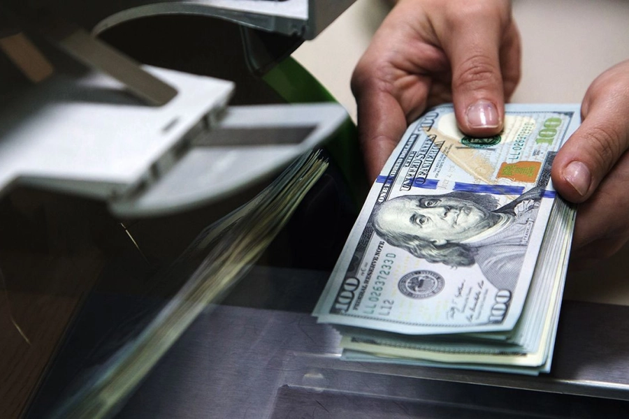 В декабре казахстанцы ежедневно скупали 30 млн долларов в обменниках 
