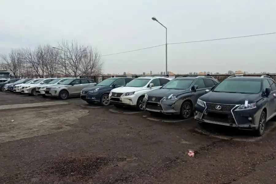 Партию “Lexus” завезли в Казахстан, затем с липовыми госномерами пытались отправить за границу  