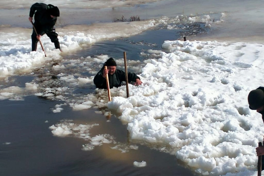 Спасатели показали, как они рискуют жизнью в борьбе с паводками в Казахстане - фото, видео 