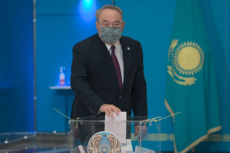Нурсултан Назарбаев проголосовал на выборах депутатов от АНК 