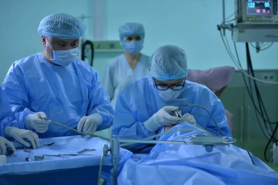 Токаев поручил повысить зарплату медикам 