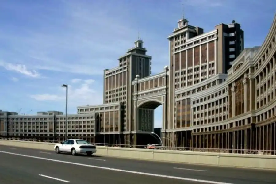 Нефтяная фантастика: руководству "КазМунайГаза" сократят зарплату на треть 