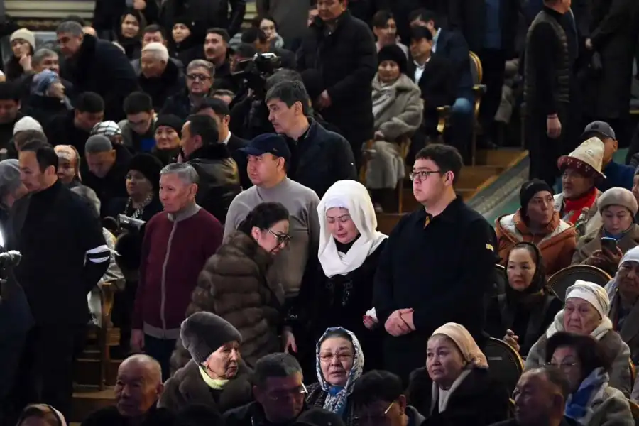 Тысячи людей пришли на прощание с Асанали Ашимовым 