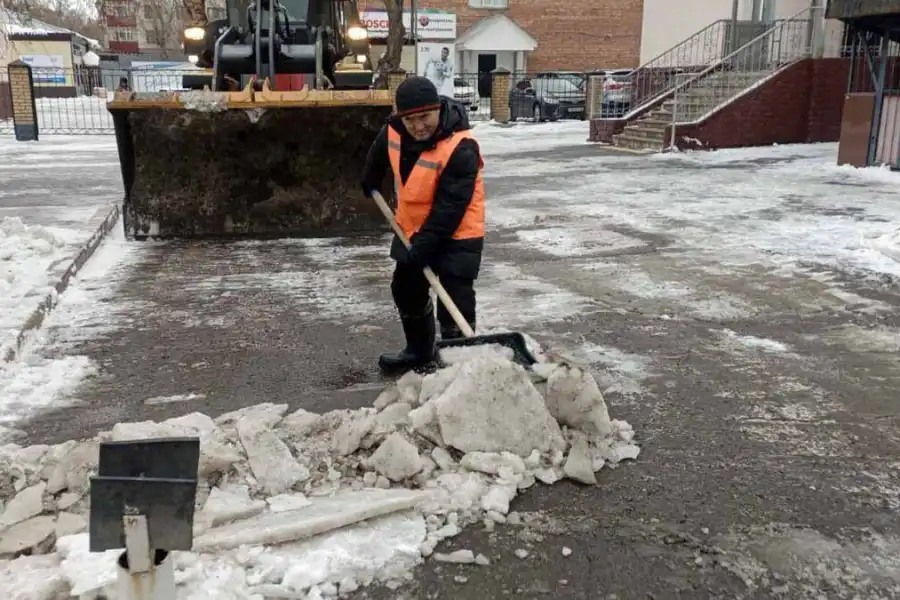Почти 3 000 коммунальщиков убирают снег и лед в Астане 
