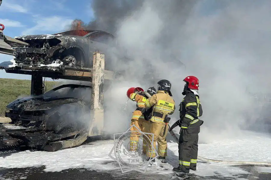 В Кызылординской области на трассе загорелся автовоз 