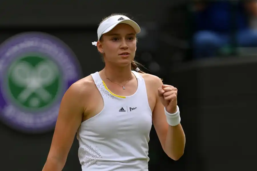 Рыбакина ведет после первого сета на Уимблдоне 