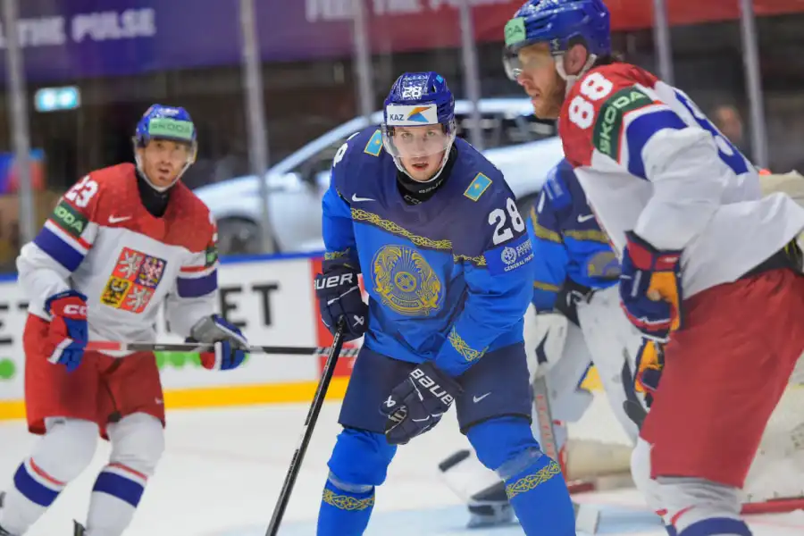 Защитник сборной Казахстана покидает ЧМ перед матчем со Швейцарией  