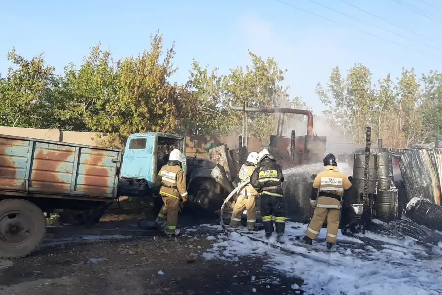 В столице РК загорелись бочки с битумом 