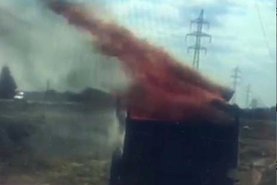 В Семее полицейские помогли потушить загоревшийся «КамАЗ» - видео 