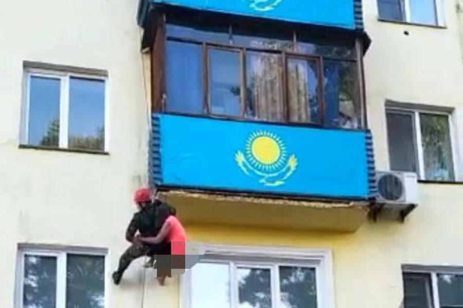 В Усть-Каменогорске спасатели сняли женщину, висевшую на балконе третьего этажа 