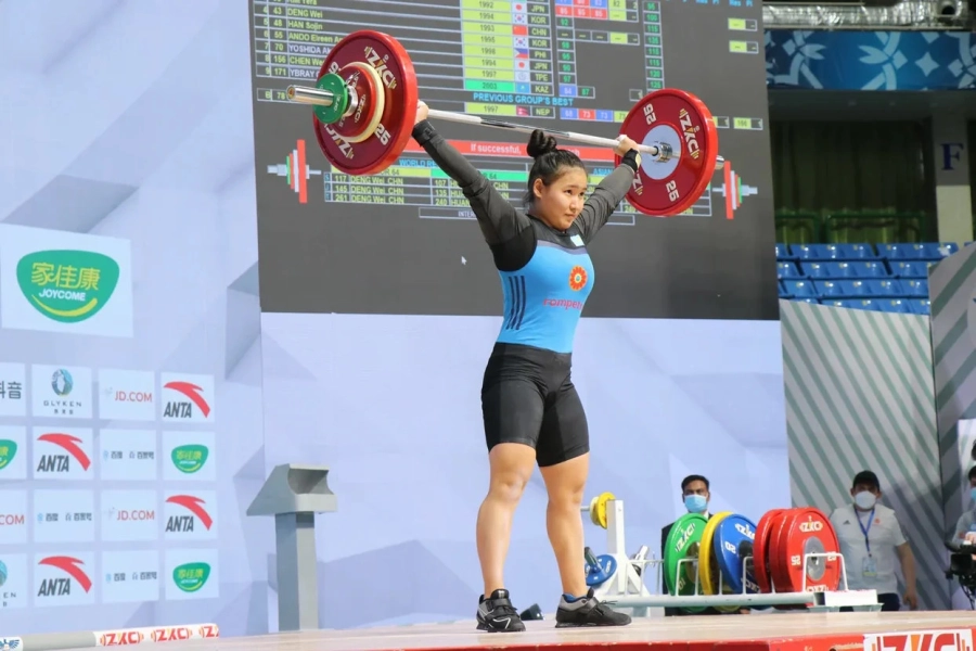 Тяжелоатлеты Казахстана остались без медалей в двух весовых категориях 