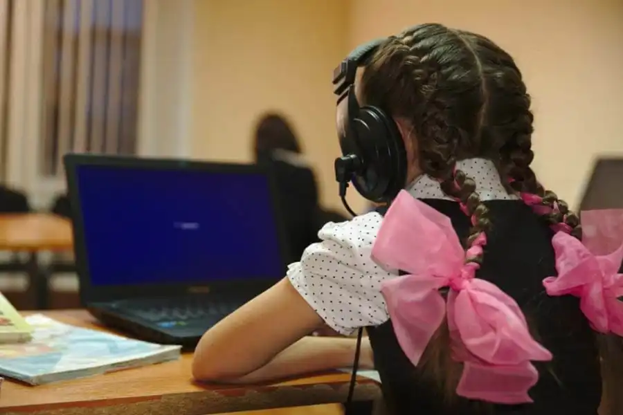 Вернут ли детей в школы? Смотри в прямом эфире ответы вице-премьера Тугжанова и трех министров 