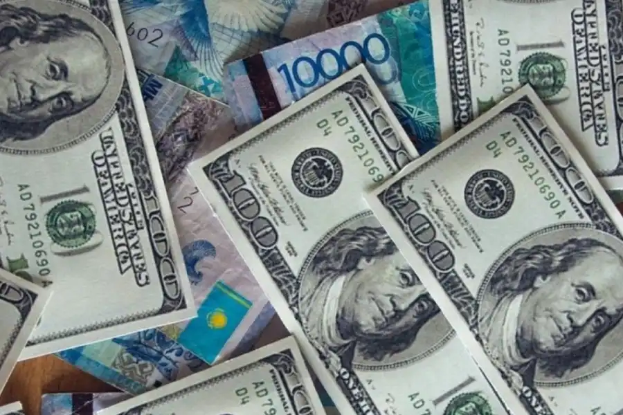 Доллар ушёл в отрыв на торгах 