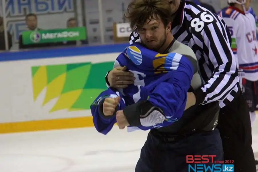 Назовите имя и фамилию тафгая Барыса, уложившего на лед и соперника, и судью 