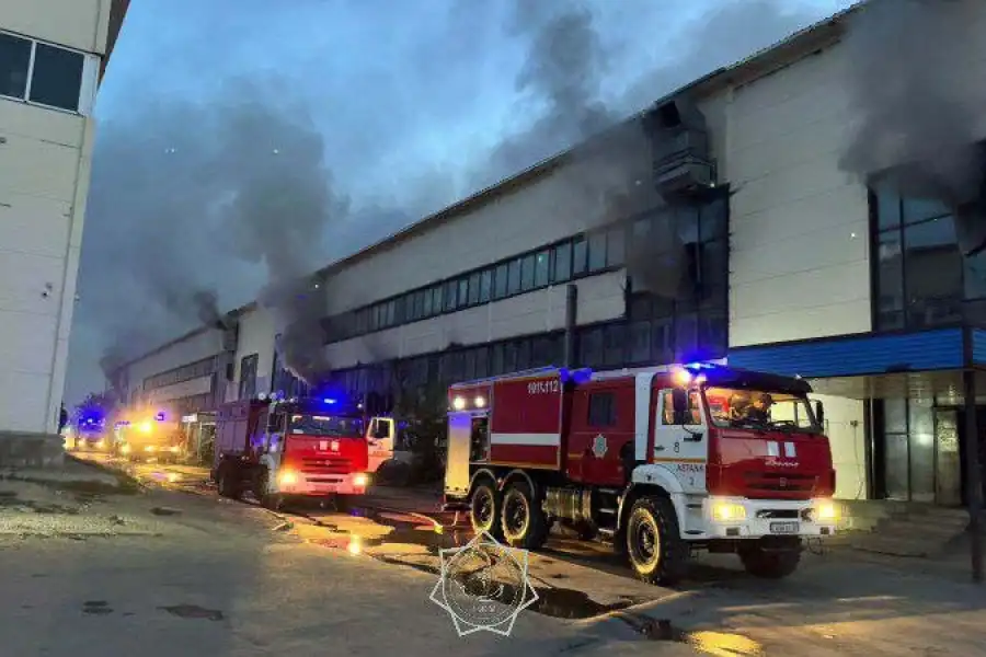 В Астане тушат здание по повышенному рангу пожара 