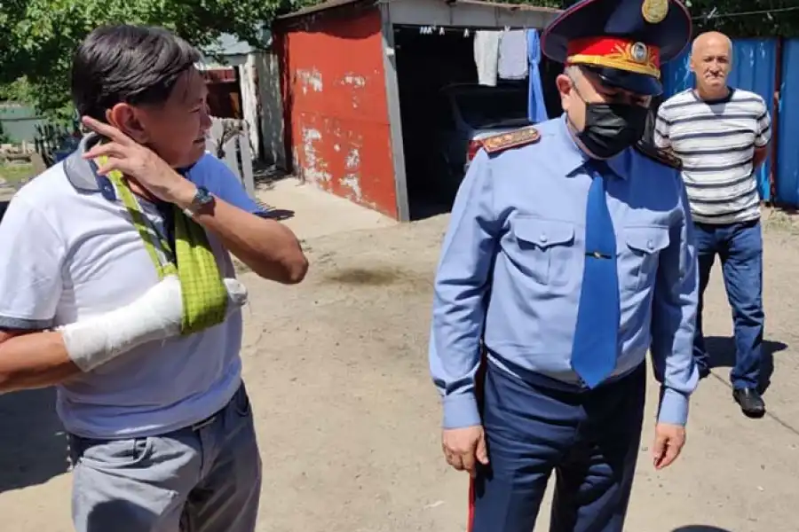 Ерлан Тургумбаев посетил семьи полицейских, погибших на блокпосту 