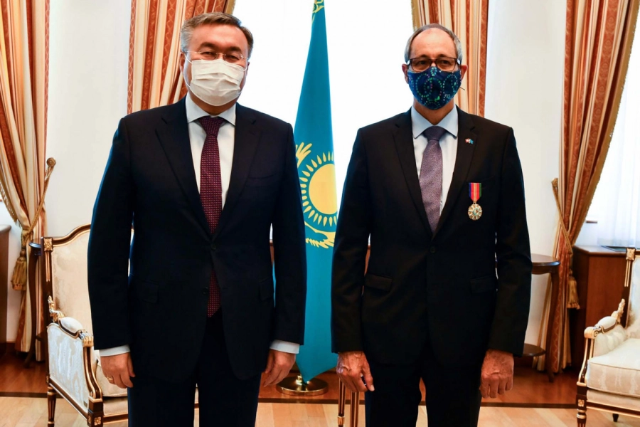 Послу Швейцарии в Казахстане вручили орден на прощание 