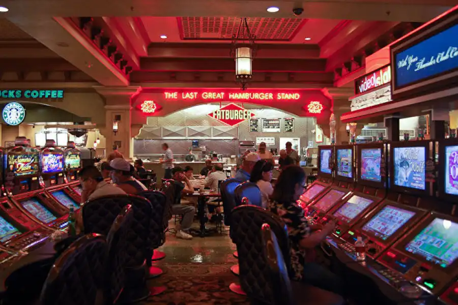 Мажилис одобрил законопроект, обязывающий букмекеров создать базу данных своих клиентов  