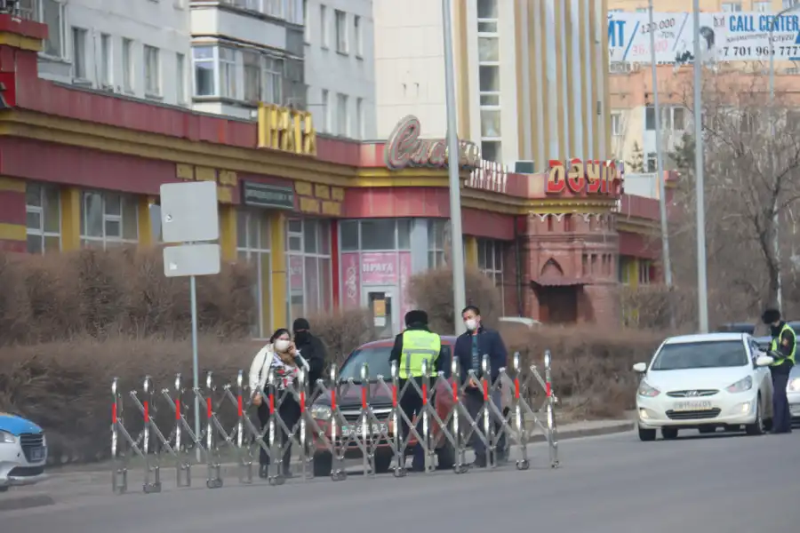 В Нур-Султане полиция начнет по вечерам проверять движущийся транспорт 