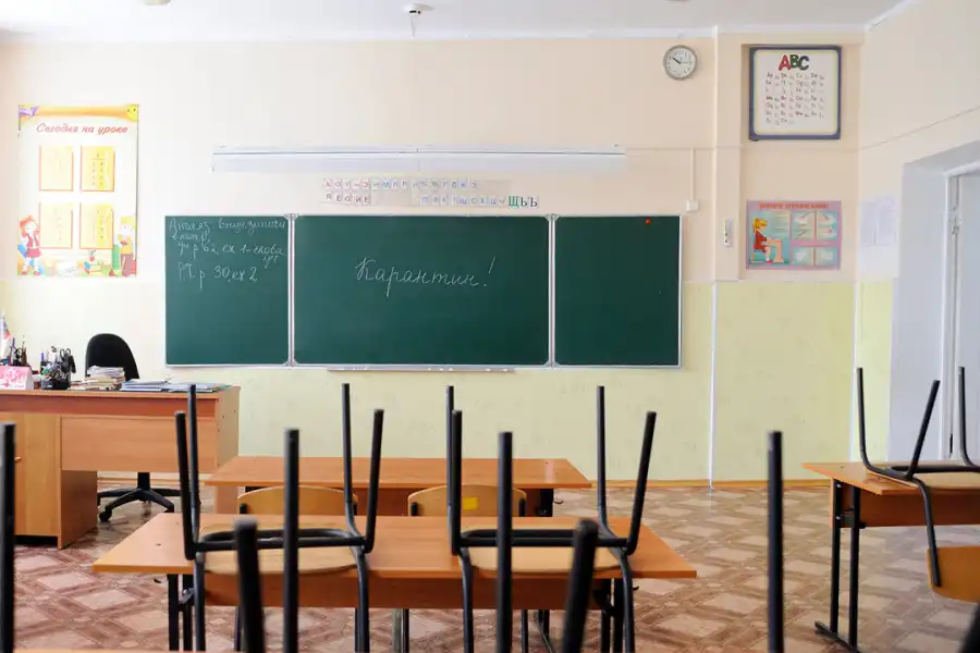 Почему в Казахстане детей срочно возвращают в школы - смотрите онлайн-брифинг 