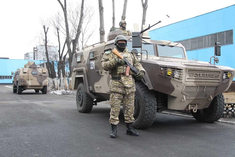 Как миротворцы ОДКБ патрулируют объекты в Казахстане - видео 