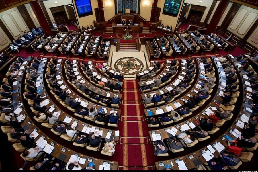 Сенатор Нуржигит назвала вероятную повестку совместного заседания палат Парламента 