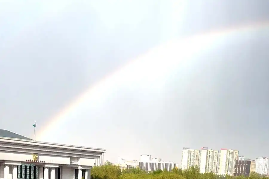Жители Астаны увидели яркую радугу после дождя 