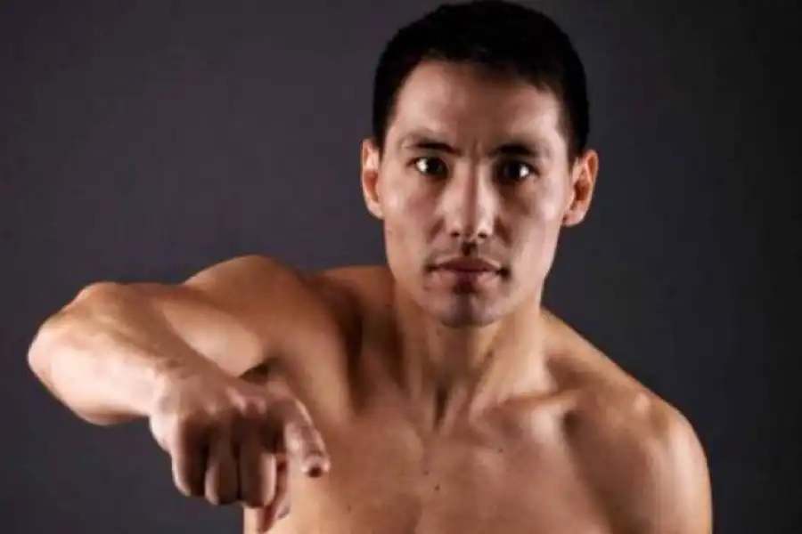 Из Казахстана, но не Головкин. Арум назвал главную угрозу для Альвареса в 76,2 кг 