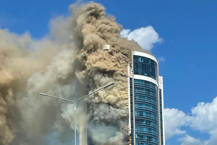 В Астане горел небоскреб возле ТРЦ Хан Шатыры 