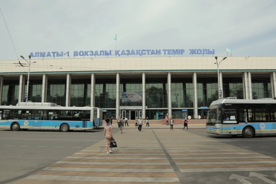 В семи областях и в Алматы срываются сроки реконструкции ж/д вокзалов 