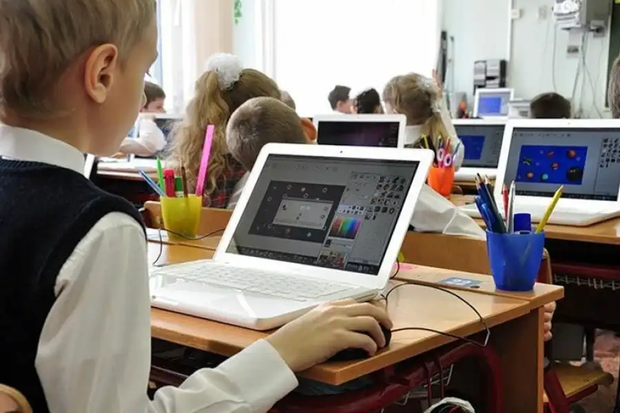 В Казахстане ученикам разрешат брать ноутбуки из школ для онлайн-уроков 