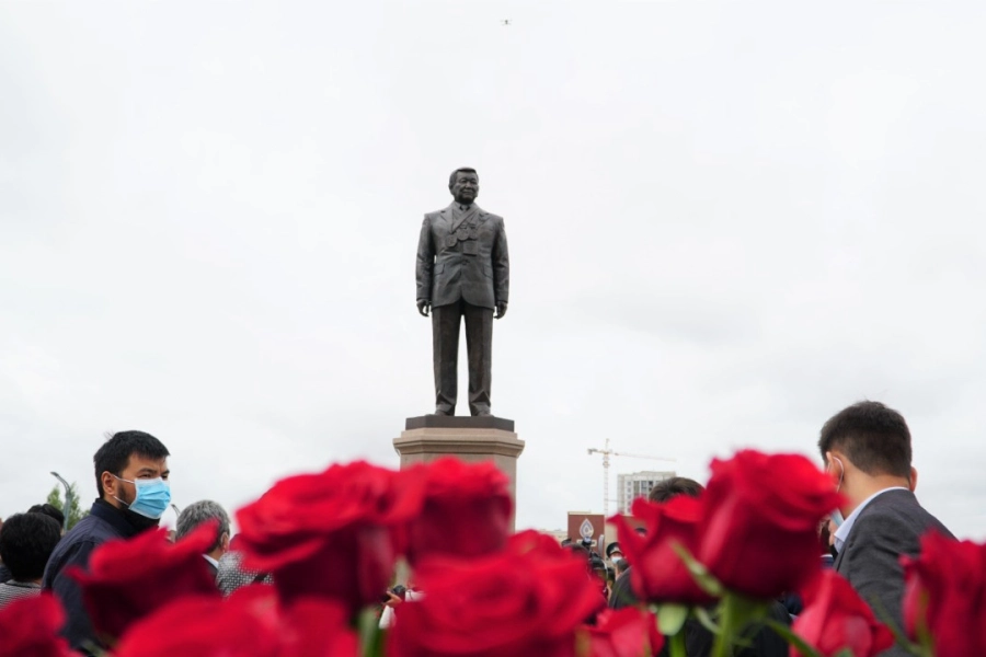 В Нур-Султане открыли памятник Жаксылыку Ушкемпирову - фото 