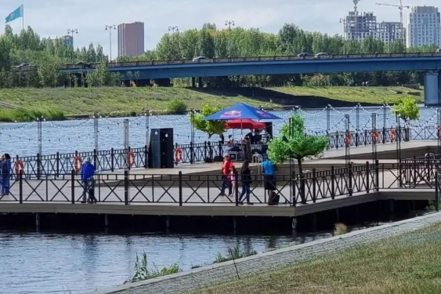 В Нур-Султане открыли искусственный бассейн - видео 