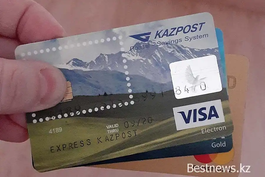 Токаев поручил срочно обеспечить казахстанцев платежными картами 