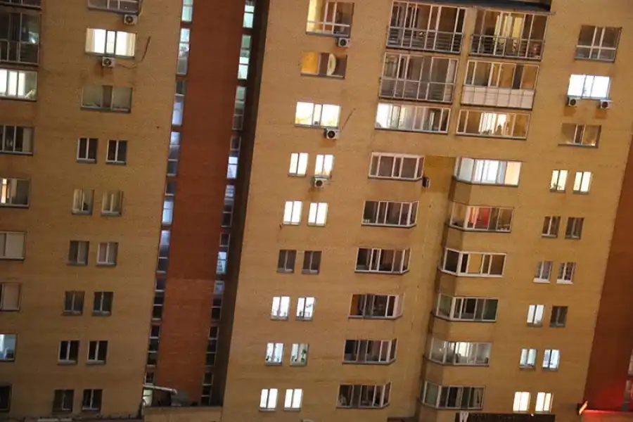 Назло коронавирусу: жители Нур-Султана массово спели гимн РК на балконах 