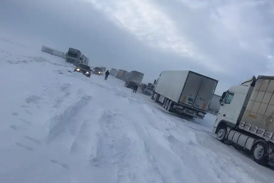 С трассы "Самара-Шымкент" эвакуирован 31 человек, из затора вытащили 50 авто 