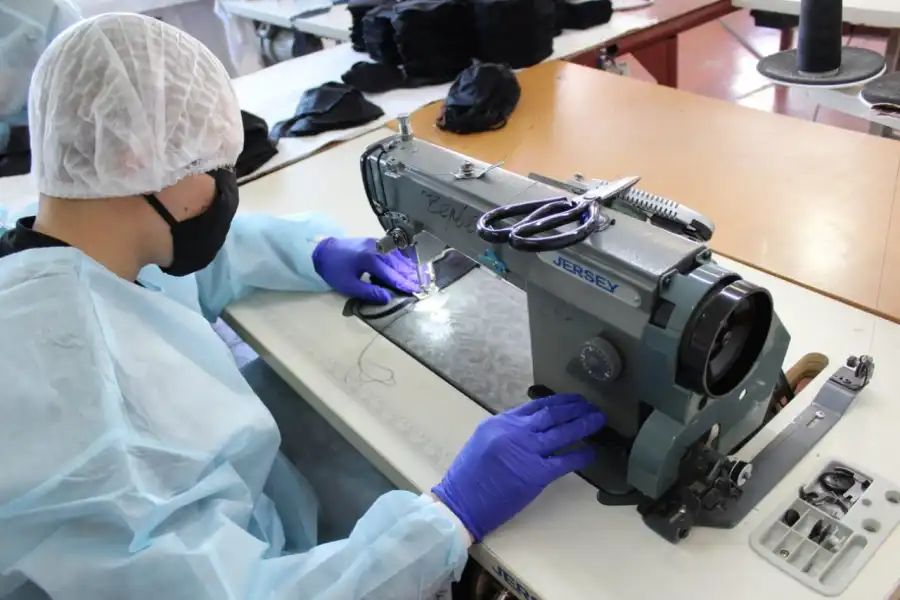 Осужденного в колонии Павлодара поощрили за рекордный пошив масок 