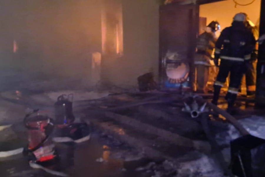 Видео: в Актобе горел крытый рынок «Алан» 